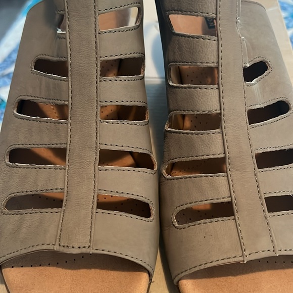 Clark’s Sandals sz 10 like new - color is “sage” - Picture 9 of 9